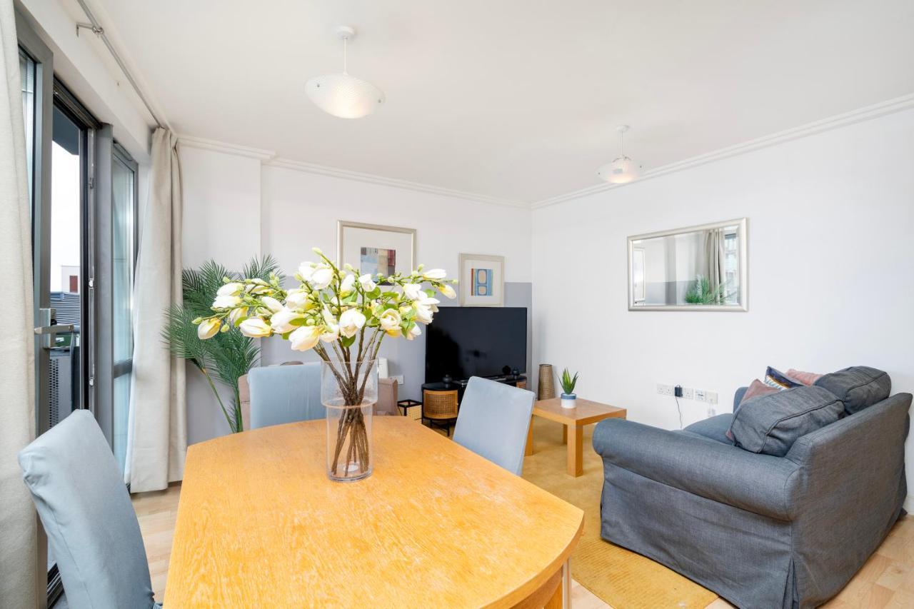 Cosy Flat Right Opp Tube Station Lejlighed London Eksteriør billede