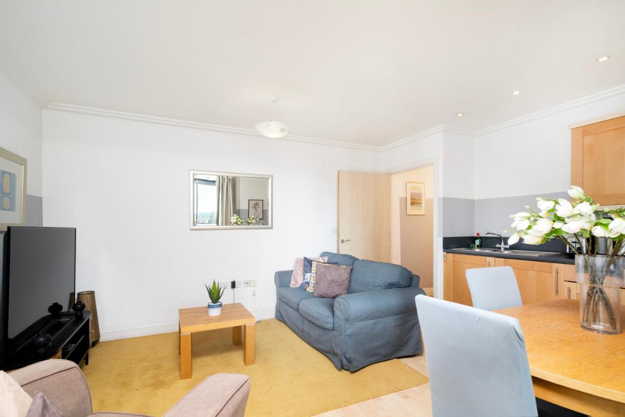 Cosy Flat Right Opp Tube Station Lejlighed London Eksteriør billede