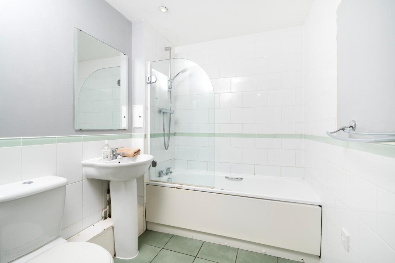 Cosy Flat Right Opp Tube Station Lejlighed London Eksteriør billede