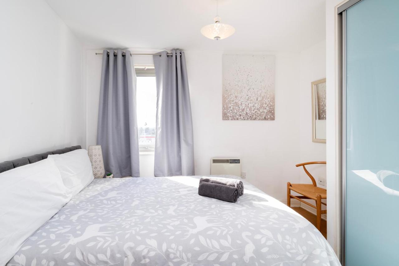 Cosy Flat Right Opp Tube Station Lejlighed London Eksteriør billede