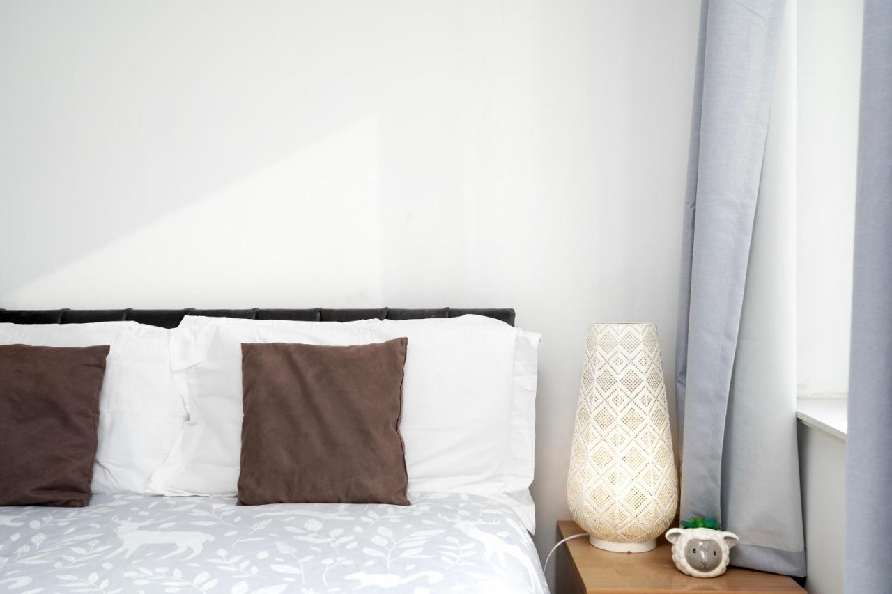 Cosy Flat Right Opp Tube Station Lejlighed London Eksteriør billede