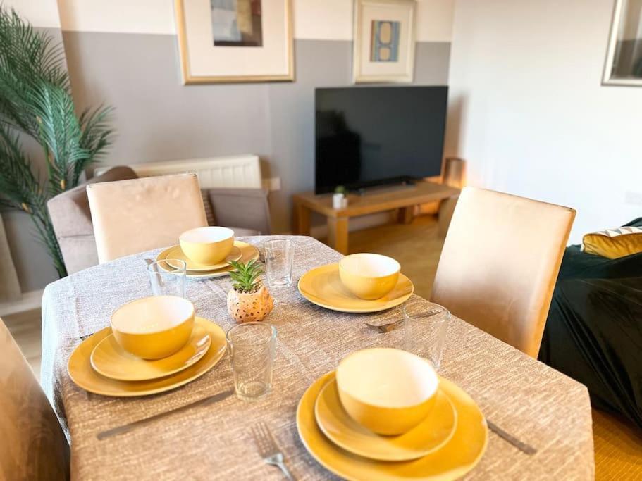 Cosy Flat Right Opp Tube Station Lejlighed London Eksteriør billede