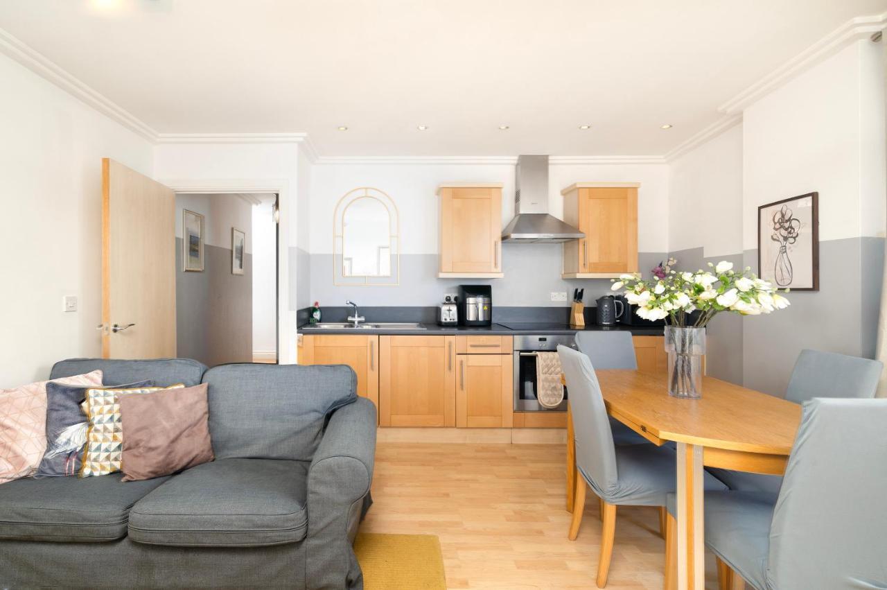 Cosy Flat Right Opp Tube Station Lejlighed London Eksteriør billede