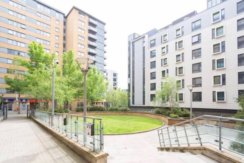 Cosy Flat Right Opp Tube Station Lejlighed London Eksteriør billede