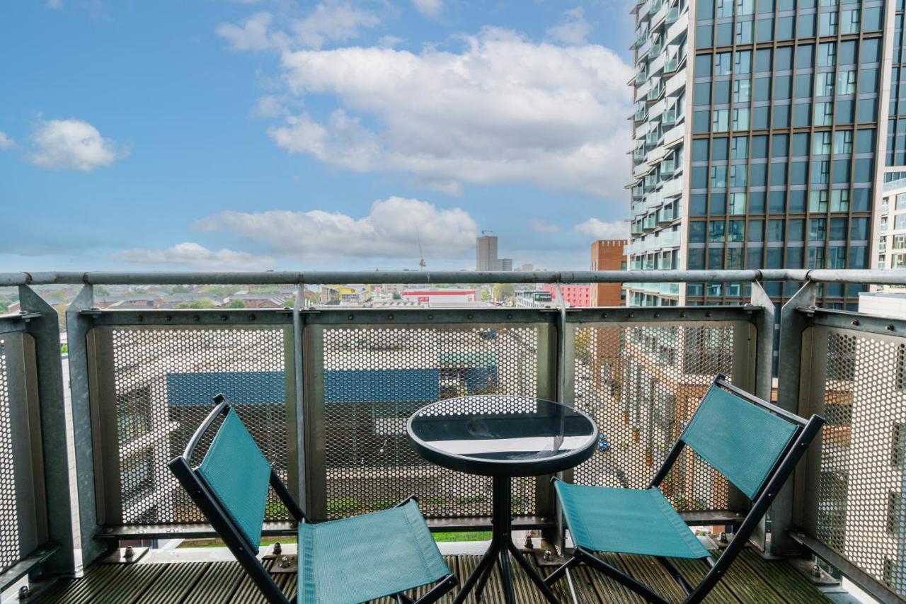 Cosy Flat Right Opp Tube Station Lejlighed London Eksteriør billede