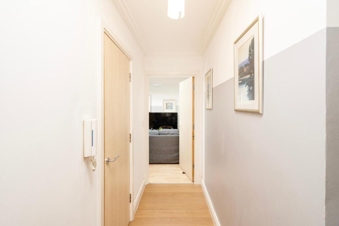 Cosy Flat Right Opp Tube Station Lejlighed London Eksteriør billede